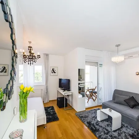 K & K With Free Garage Apartment *